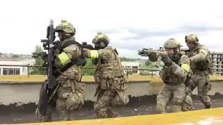Спецназ ФСБ освобождает пансионат. Оперативное видео.