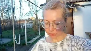 У меня нет выходных ,я всегда работаю! Покрасила стены,посадила семена.Жизнь в селе как есть