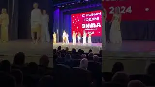 Просто жить.А.Петряшева исполняет группа 