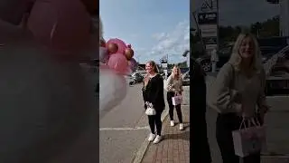 Неожиданный гость возле ресторана 