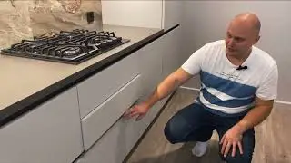 Кухня прямая, лаконичная, в современном стиле.