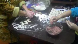 лепим пельмени всей семьей