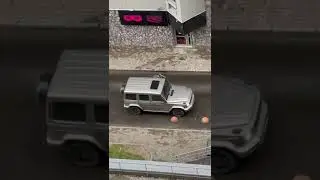 Архангельский бизнесмен Леонтьев выбегает из секс-шопа