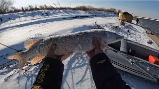 Закрытие сезона жидкой воды с друзьями. Ловим щуку на резинку