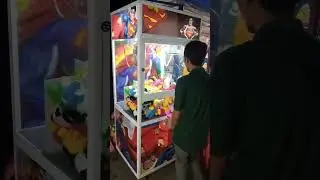 main mesin capit boneka di pasar malam