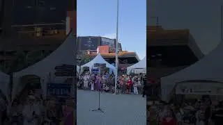 всегда поднимает настроение и хочется танцевать 