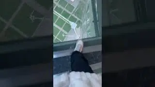 Настя ходит по стеклу в Останкинской телебашне