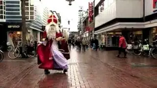 Sinterklaas danst, drinkt, voetbalt, vecht met de kerstman en vlucht voor de politie!