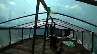 Накрытие балагана плёнкой.Крепление плёнки к теплице,самый простой способ