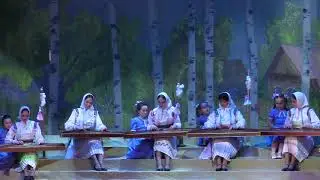 Музицирование в три руки с куклами.