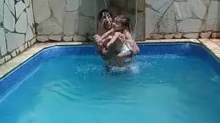 Sophia na piscina