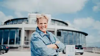 Margriet Hermans zingt 'Lekker Blijven Hangen' op de pier van Blankenberge