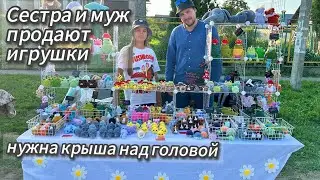 Ярмарка в селе, много вязаных игрушек