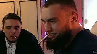 Влад гантеля закуривает сигарету