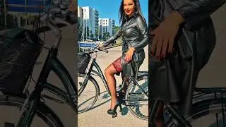 Highheels and wheels! 🚲👠👠@aija_vil