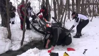 Покатушки на снегоходах.  Как вытащить снегоход из ручья
