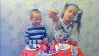 Челлендж Чупа-чупс vs Киндер-сюрприз. Открываем шоколадные яйца Киндер и Чупа-чупс.