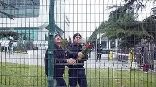 Zaman çalışanlarından protestoculara karanfilli cevap