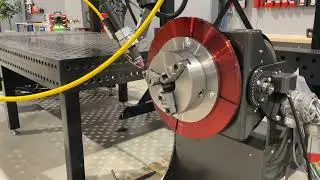 Cobot op een track met manipulator