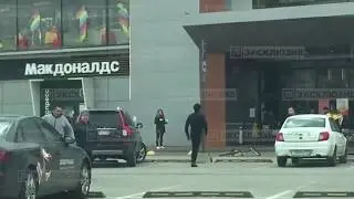 Драка доставщиков за заказ у Макдоналдса #короновирус #эпидемия #беспредел #драка
