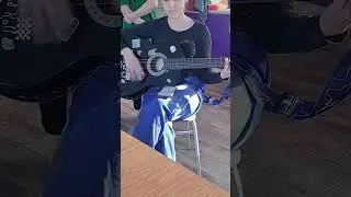 Племянница поёт на гитаре, учится 