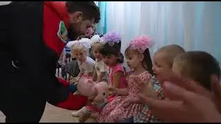 Хоккейная команда «Шахтёр» побывала в прокопьевском Доме ребёнка