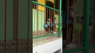 妹妹来接哥哥放学了