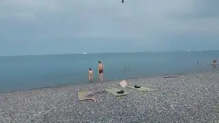 Лазаревское,  Утром рано никого.