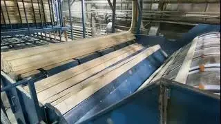 Ступенчатый разделитель досок (степфидер) на сухой сортировке досок, на заводе в Красноярском крае.