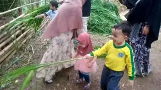 Taman Bermain, Melihat binatang rusa dan memberi makan kakak dan aisyah