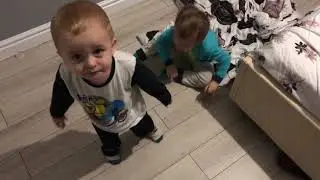 Пока мама не видит, кувыркаемся в постельном белье на полу