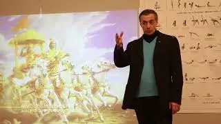 Кришна показ  бож  прир   Арджуна на коленях