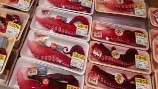 Еда в Японии, осьминоги и сашими из магазина!