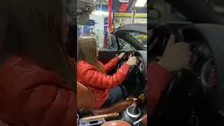 Блондинка выезжает из автосервиса. Упс!