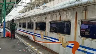 BUKAN KERETA BIASA ! Kereta Rusak Pensiun Diantarkan Ke Tempat Peristirahatan Terakhir.