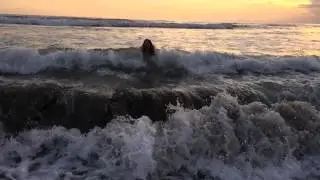 Купание в волнах на Бали - swimming in the waves Bali