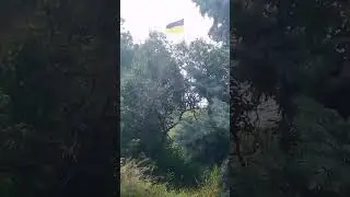 Боєць ЗСУ та прапор України