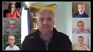 Kinderen stellen vragen aan een een Bijbelvertaler