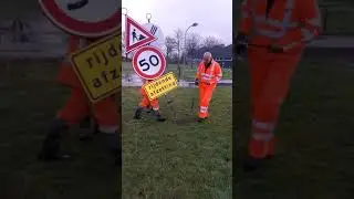 Kleine grondboor in werking bij plaatsen verkeersborden