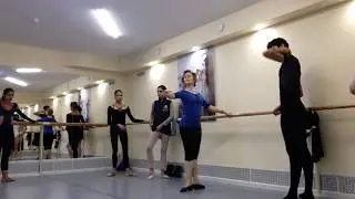 Педагог показывает комбинацию Plie