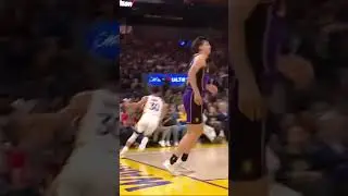 Draymond Green Finds Steph Curry Backdoor for the Basket! 🔥