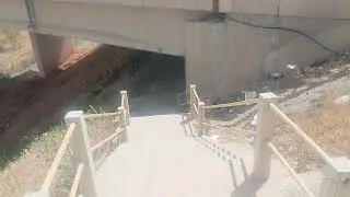 مفاجاه مختبئه تحت هذا الجسر الضخم على الطريق السريع نحو الجنوب