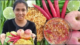 #Nika eating vegetables asmr/Apples/Choy Sum /Noodle and Chili 🌶 with Chili sauce. 칠리 소스를 곁들인 국수와 칠리