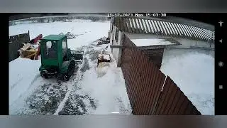 Очистка снега новой лопатой гусеничным минитрактором.