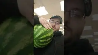 мужчина покупает арбуз