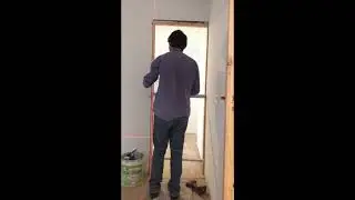 Montar uma porta, instalar uma porta, fixar uma porta