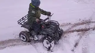 Дитячий квадроцикл по снігу.
