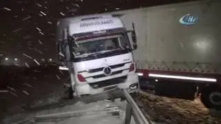 TEM otoyolunda kayan tır yolu trafiğe kapadı