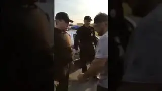Разъяренный нерусский мужик приехал на помощь своему сыну, которого задержала полиция из-за драки.