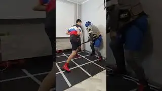 Наши тренировки вышли на новый уровень, теперь я живая "груша" 😅
